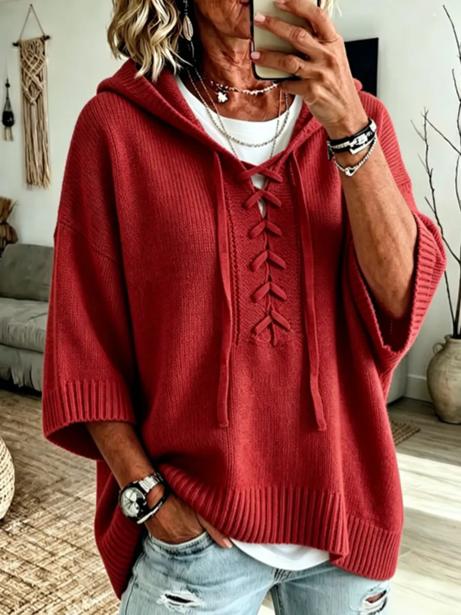 Gemütlicher Strickpullover mit Kapuze und Schnürung