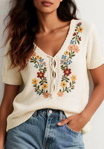 Elegante gebreide blouse met korte mouwen, V-hals en bloemrijke borduursels, kunstzinnig en casual