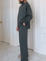 Completo due pezzi casual da viaggio con top a collo alto e cerniera laterale e pantaloni dritti