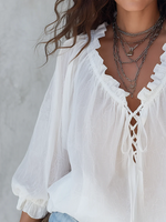 Blouse rétro à volants avec col en V et nouée devant