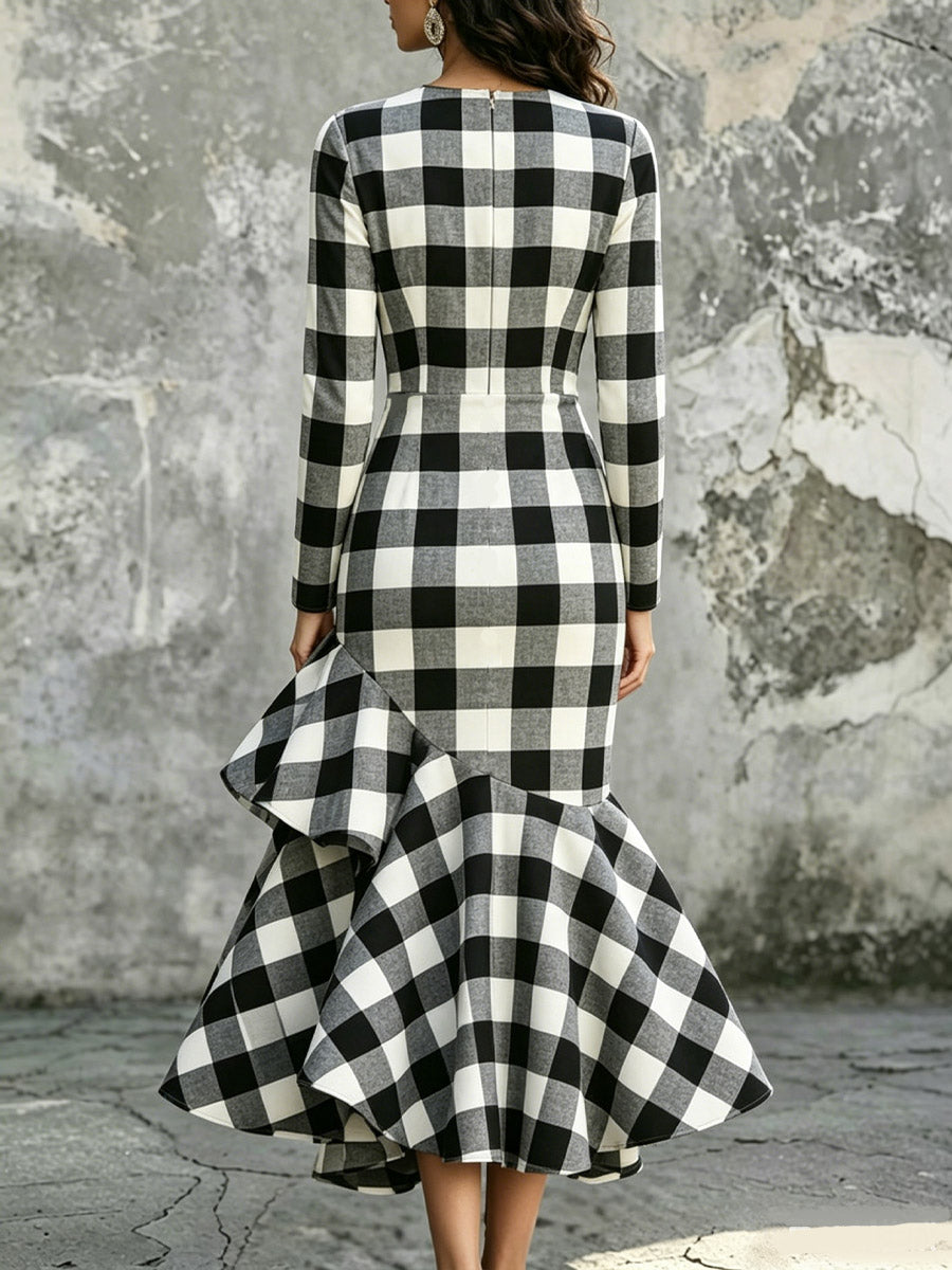 Vestido feminino casual artístico preto e branco com padrão xadrez, bainha com folhos e mangas compridas elegantes