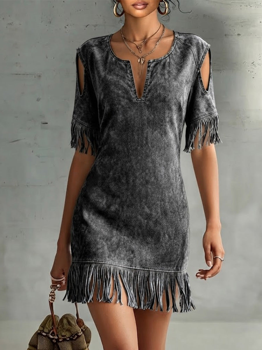 Midi-Kleid mit V-Ausschnitt, schulterfrei, kurzen Ärmeln und lockerem Schnitt aus Kunstwildleder mit Fransen-Details – perfekt für einen Urlaubslook.