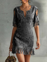 Midi-Kleid mit V-Ausschnitt, schulterfrei, kurzen Ärmeln und lockerem Schnitt aus Kunstwildleder mit Fransen-Details – perfekt für einen Urlaubslook.
