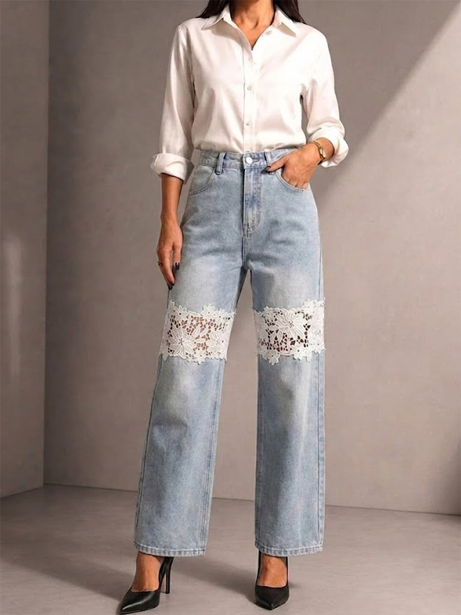 Witte denim broek met hoge taille, rechte wijde pijpen, dubbele knieën, bloemenpatroon, opengewerkte kanten inzet en geplooide details