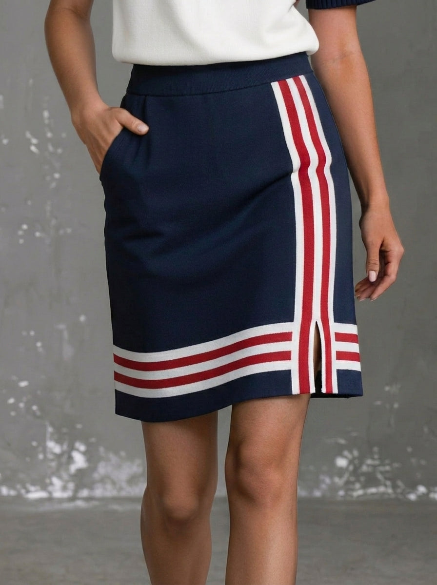 Completo sportivo da donna composto da top a maniche corte a righe con mezza cerniera e gonna con tasche