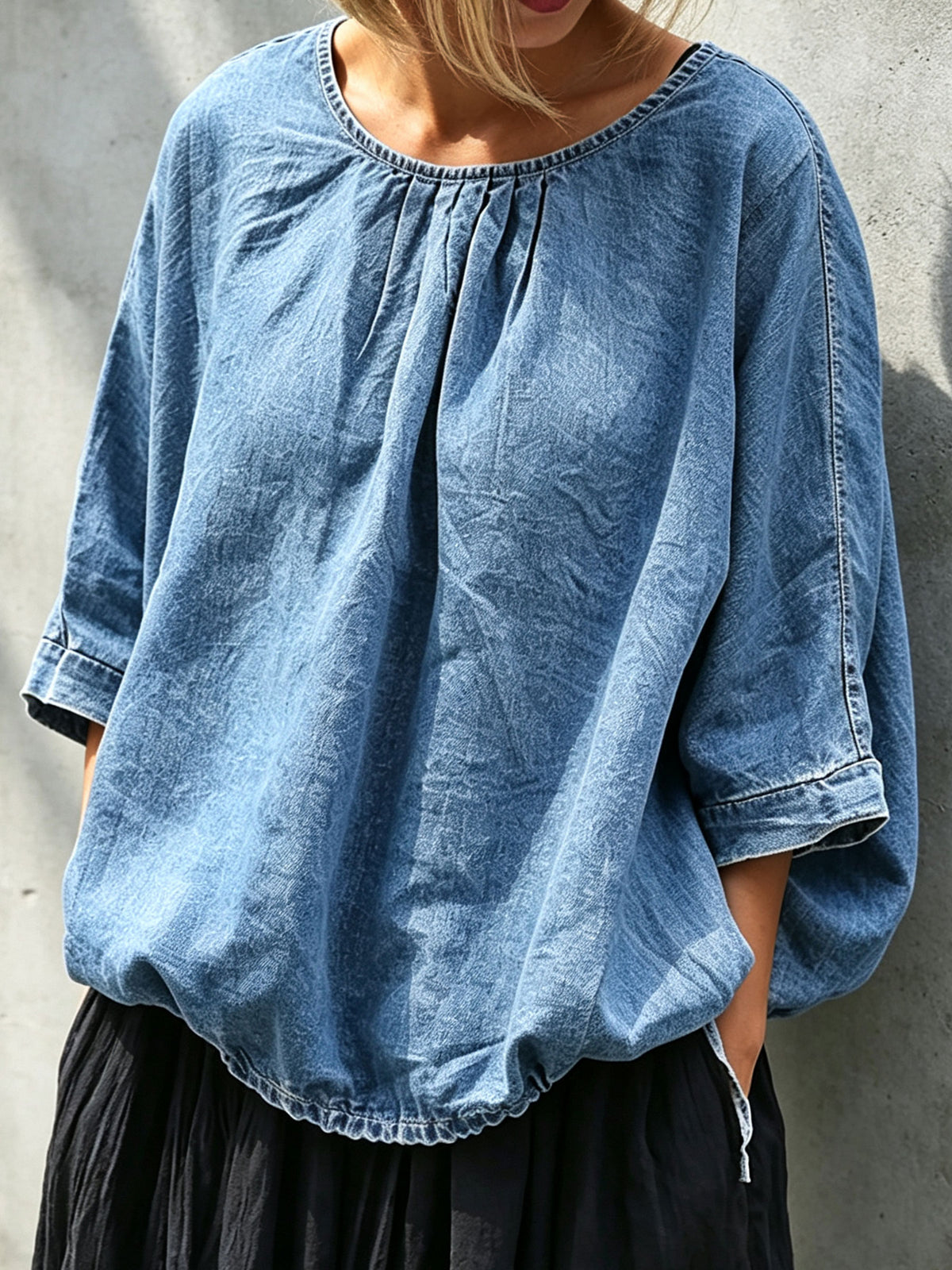 Damebluse i denim med rund hals, flaggermusermer i 3/4-lengde og løs passform med rynking