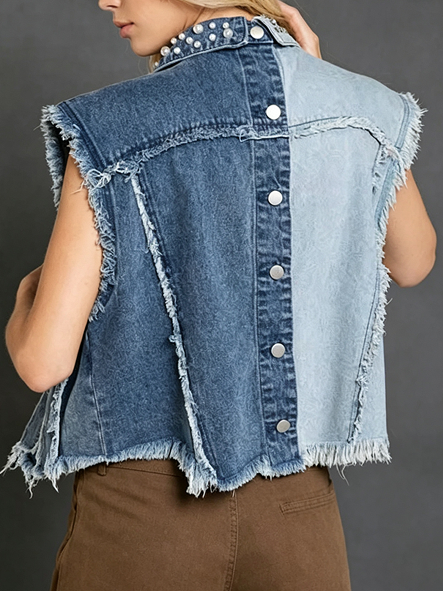 Locker sitzende ärmellose Jeansweste mit rohem, umgeschlagenem Kragen, kontrastierenden hellen und dunklen Tönen sowie Perlenverzierungen – ideal zum Schichten.