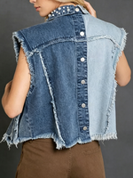 Locker sitzende ärmellose Jeansweste mit rohem, umgeschlagenem Kragen, kontrastierenden hellen und dunklen Tönen sowie Perlenverzierungen – ideal zum Schichten.