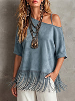 Blusa de ante sintético de manga corta y corte holgado con escote asimétrico al hombro y dobladillo con flecos