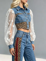 Completo donna con top in denim a maniche a sbuffo in rete a righe leopardate e pantaloni svasati
