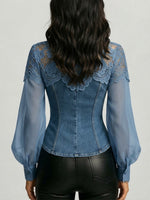 Chemise en jean à col avec boutons en métal, empiècements en dentelle ondulée et manches longues bouffantes en chiffon
