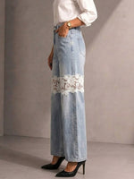 Witte denim broek met hoge taille, rechte wijde pijpen, dubbele knieën, bloemenpatroon, opengewerkte kanten inzet en geplooide details