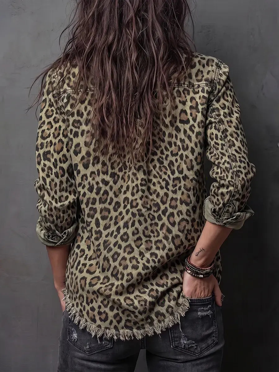 Vintage Leoparden-Jeanshemd mit ausgefransten Kanten und Knopfleiste