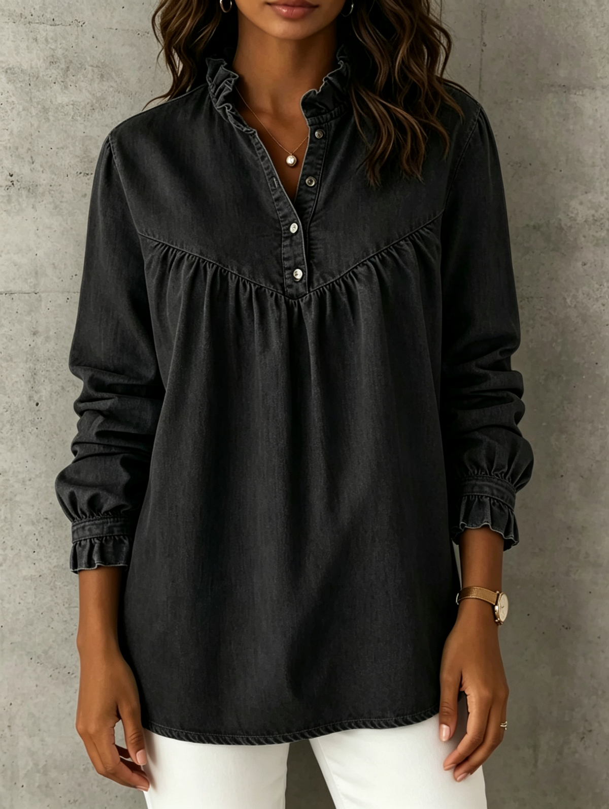 Camisa de mezclilla de corte holgado con cuello mao con borde ondulado, tapeta de botones parcial, fruncido delantero y mangas largas con puños fruncidos y con volantes.