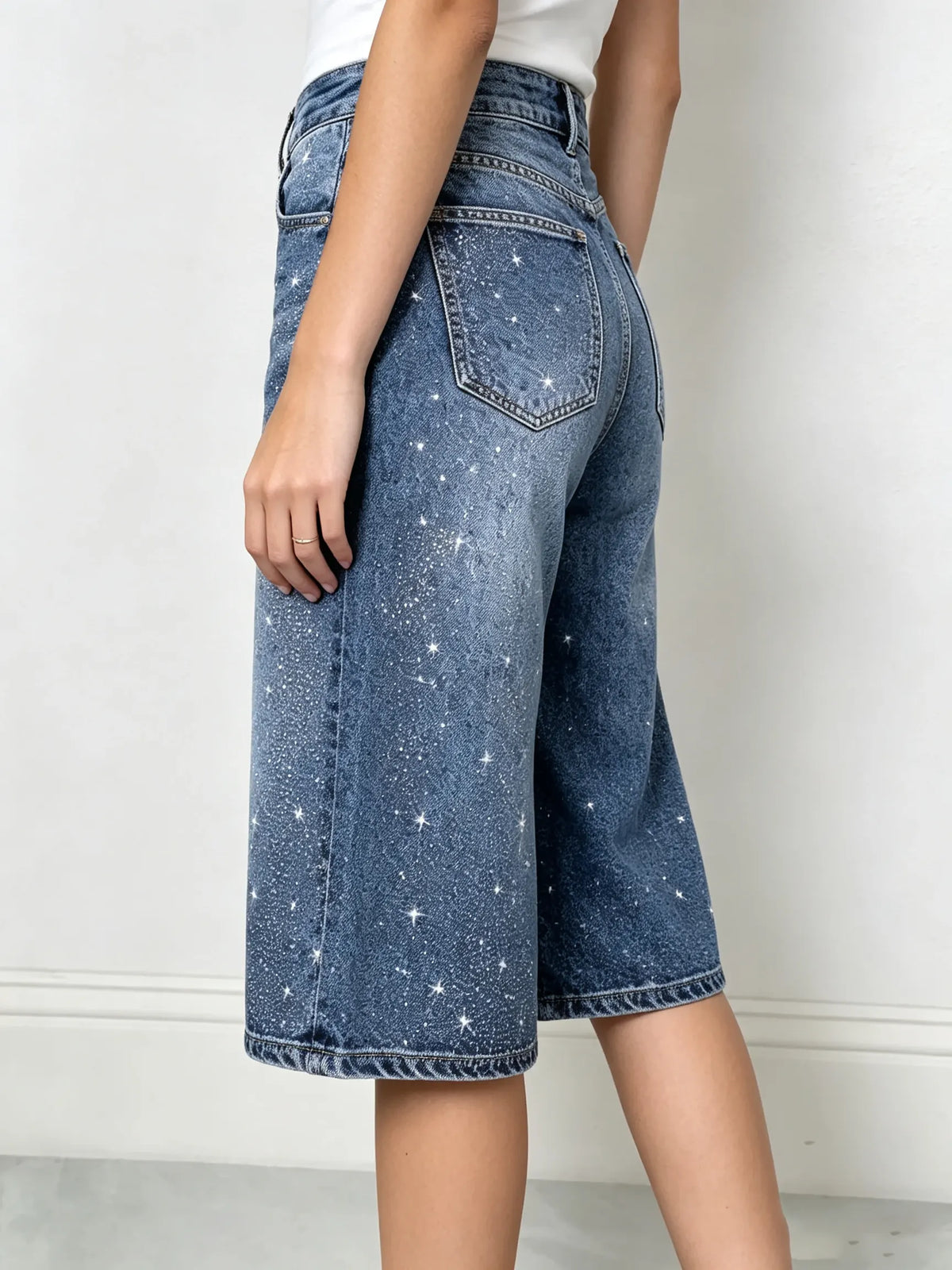 Glitzernde Damen-Jeans-Shorts mit weitem Bein