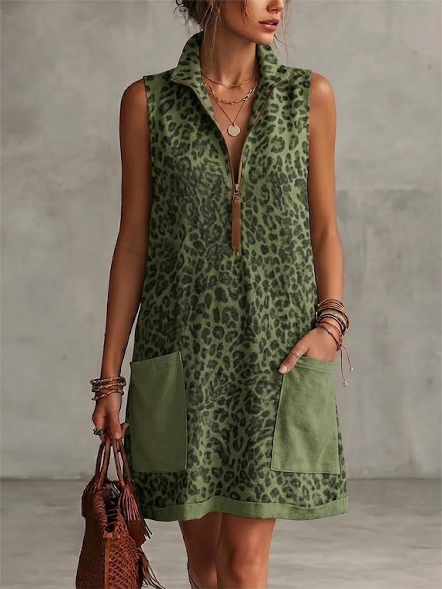 Vestito corto senza maniche con stampa leopardata, collo con mezza cerniera e tasche a contrasto.