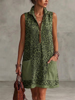 Vestito corto senza maniche con stampa leopardata, collo con mezza cerniera e tasche a contrasto.