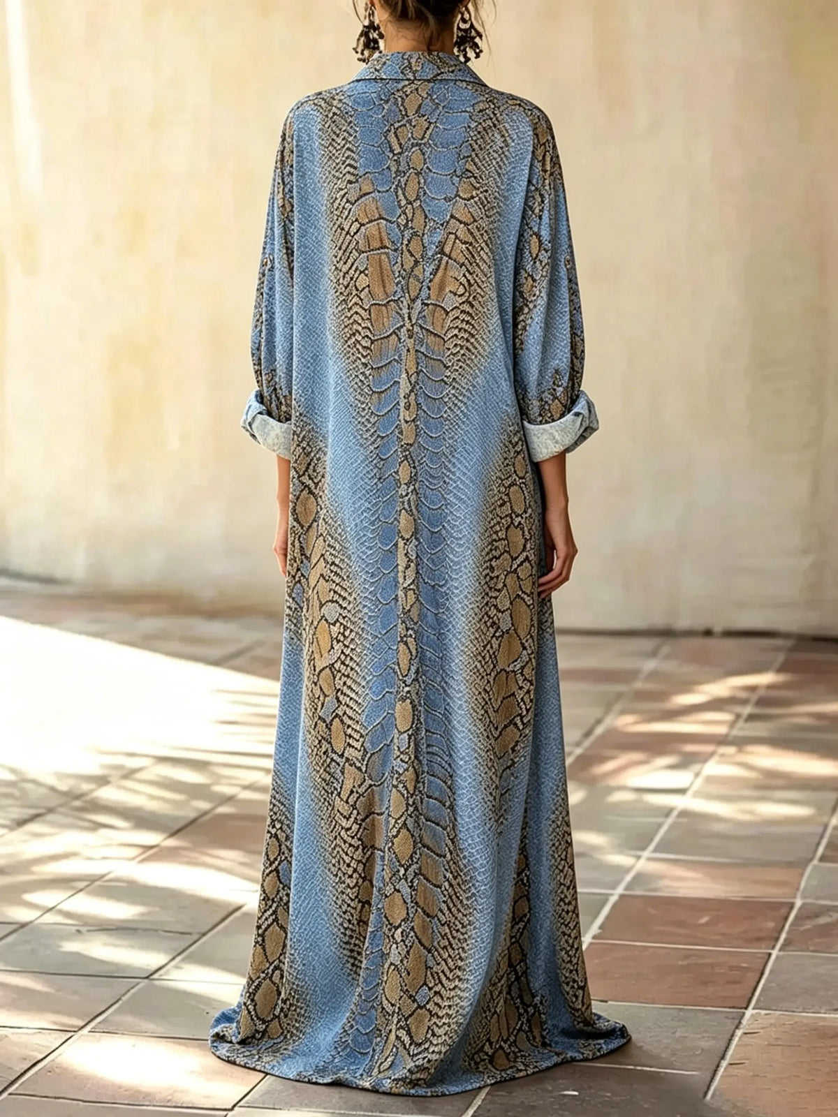 Vestido Camisa Comprida Vintage de Mulher com Estampa de Pele de Cobra, Gola e Botões
