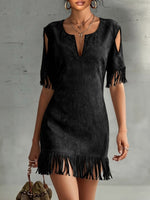 Midi-Kleid mit V-Ausschnitt, schulterfrei, kurzen Ärmeln und lockerem Schnitt aus Kunstwildleder mit Fransen-Details – perfekt für einen Urlaubslook.