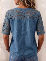 Top de mezclilla lavada de corte holgado con escote en V, tapeta parcial con botones de madera, detalles recortados florales y ondulados en los hombros y las mangas, y mangas hasta el codo.