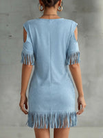 Midi-Kleid mit V-Ausschnitt, schulterfrei, kurzen Ärmeln und lockerem Schnitt aus Kunstwildleder mit Fransen-Details – perfekt für einen Urlaubslook.