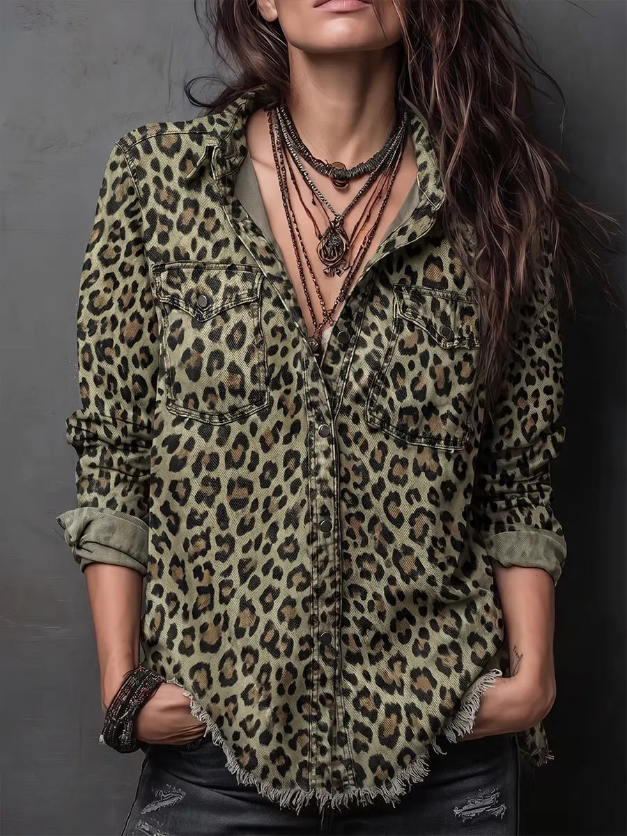 Vintage Leoparden-Jeanshemd mit ausgefransten Kanten und Knopfleiste