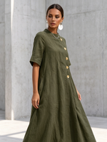 Elegantes olivgrünes Kleid mit Metallknöpfen
