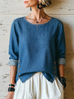 Loszittend, versleten zachte denim blouse met een ronde hals, opgerolde mouwen, metalen gespen aan de zijkant, zijslits en een asymmetrische zoom.