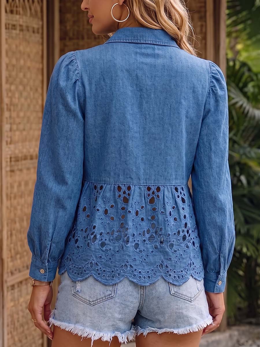 Dame langermet denimskjorte med krage, løs passform og brodert panel med utskjæringer