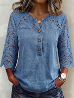 Blusa suelta de mezclilla lavada con escote en V, 3 botones de madera, manga completa con hombro, encaje floral calado y manga 7/8.