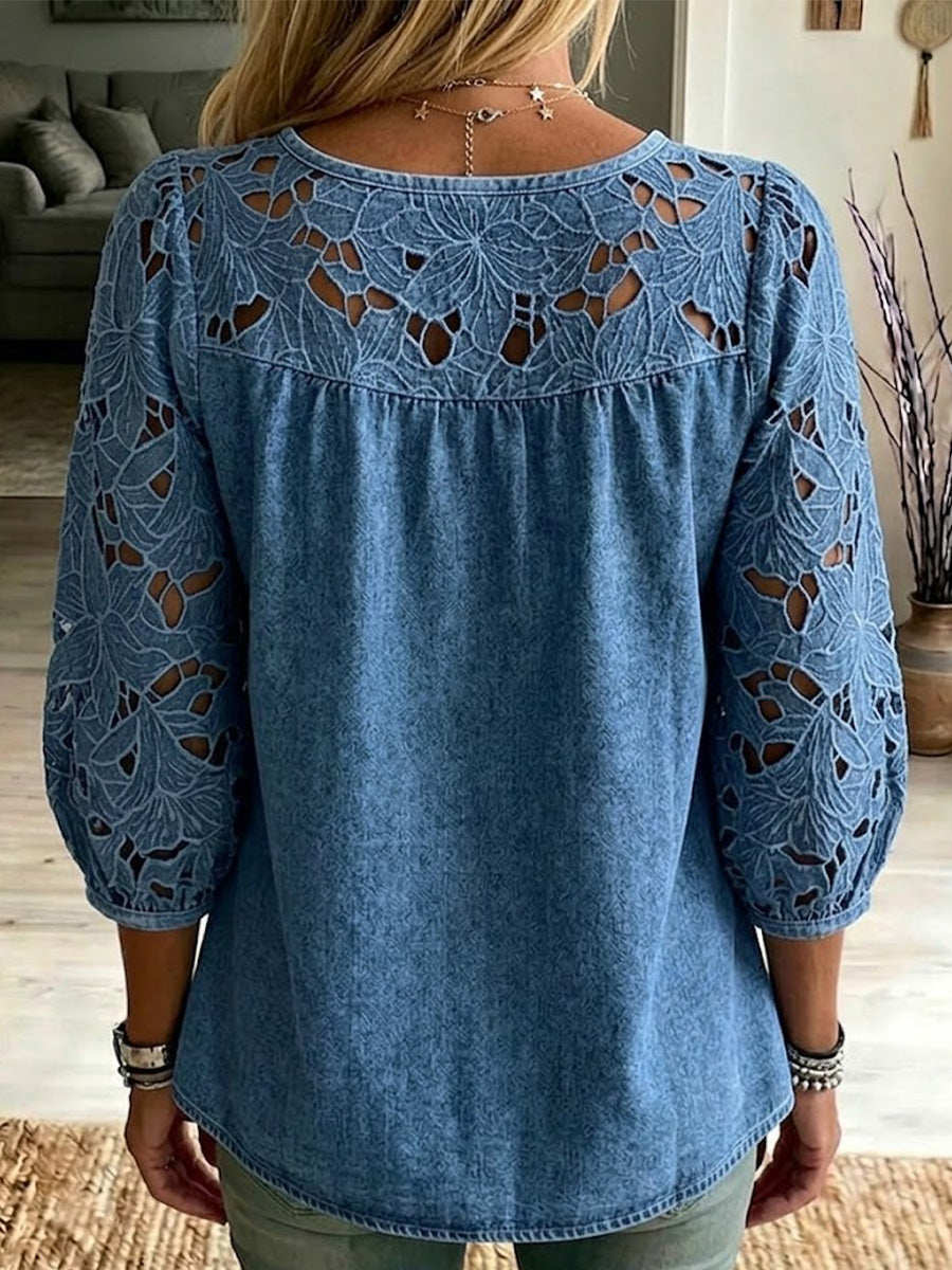 Locker sitzendes, gewaschenes Denim-Top mit V-Ausschnitt, Holzknöpfen, ausgeschnittenen floralen Spitzen-Details an Schultern und Ärmeln sowie dreiviertellangen Ärmeln.