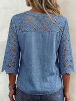 Blusa suelta de mezclilla lavada con escote en V, 3 botones de madera, manga completa con hombro, encaje floral calado y manga 7/8.