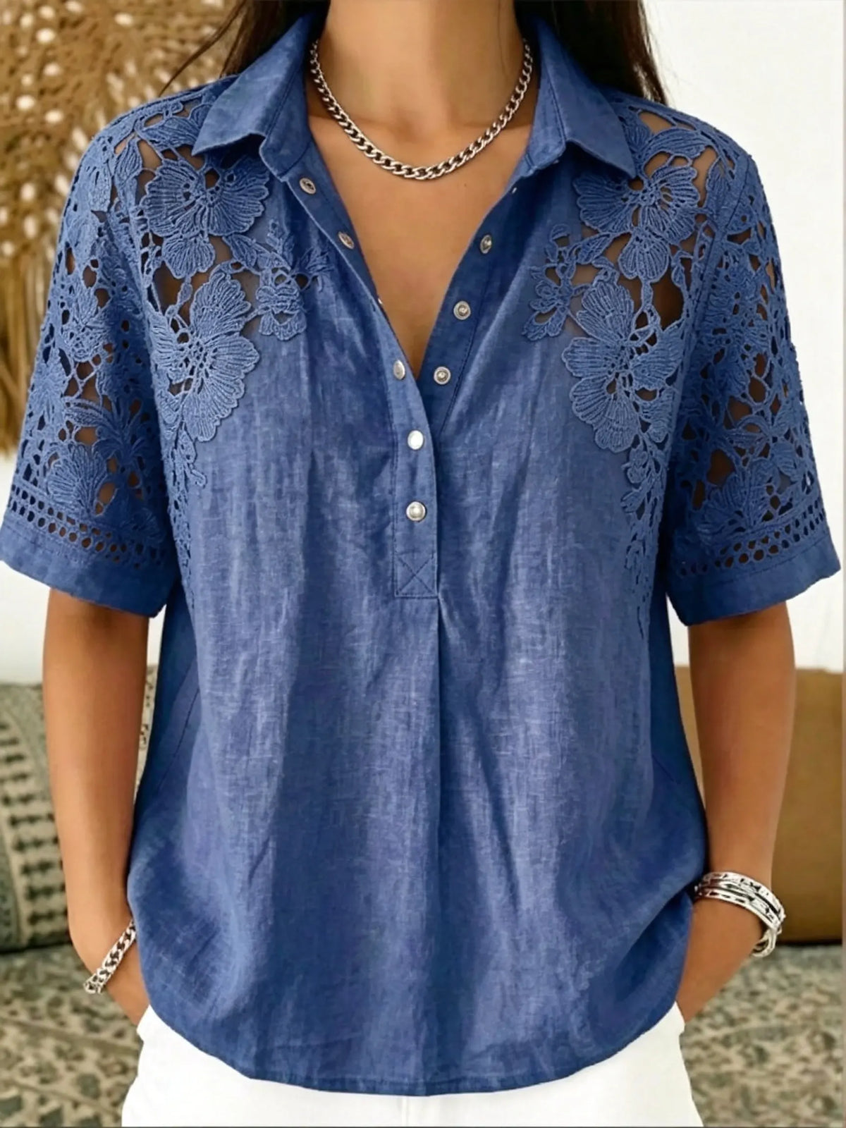 Damenbluse mit hohlem Blumen-Spitzenbesatz, Jeanskragen und kurzen Ärmeln