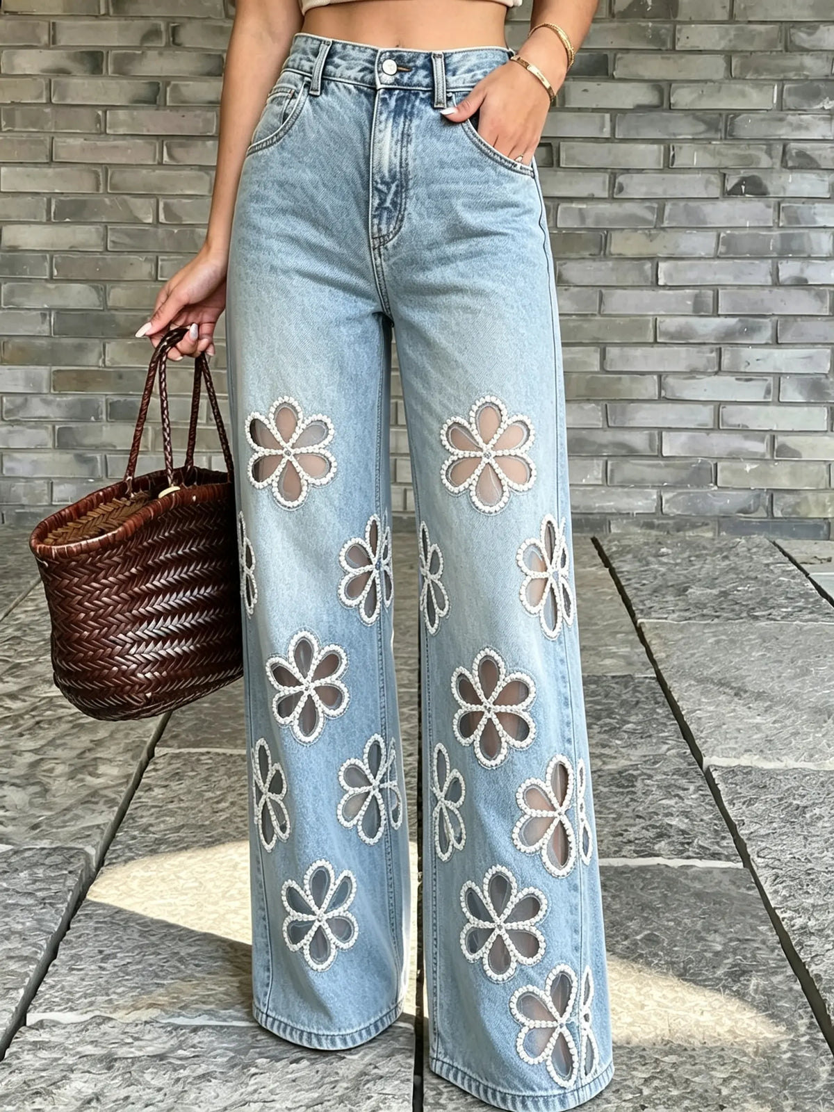 Damen Jeanshose mit weitem Bein, ausgewaschen, mit floraler Stickerei und Cut-out-Details