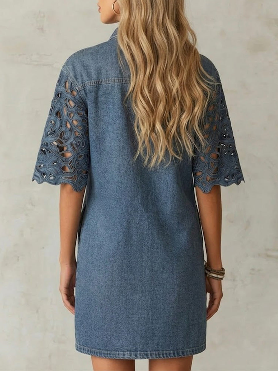Gewassen denim mini overhemdjurk met opstaande kraag, halve knoopsluiting, dubbele borstzakken, cutwork bloemenpatroon, geschulpte rand en losse 5/4 mouwen.