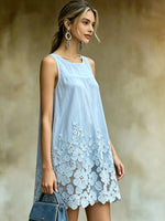 Damen ärmelloses Kleid in Hellblau mit Cutout und floraler Spitze