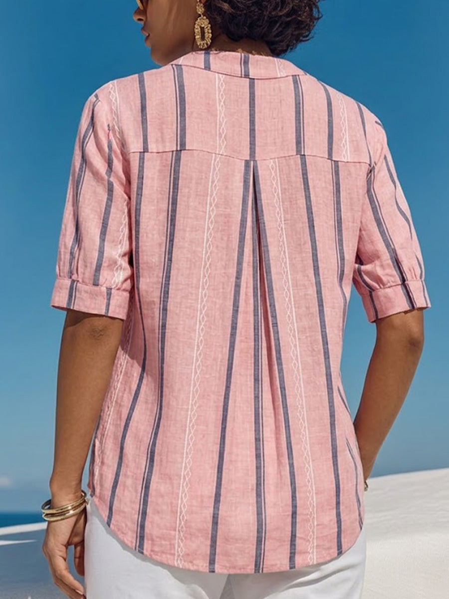Blusa de lino slub con rayas verticales, cuello mandarín, mangas cortas, pequeño escote en V y tapeta de botones parcial.