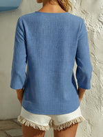 Camiseta de algodón y lino de color sólido, de corte holgado, con escote en V, paneles de encaje y mangas tres cuartos.