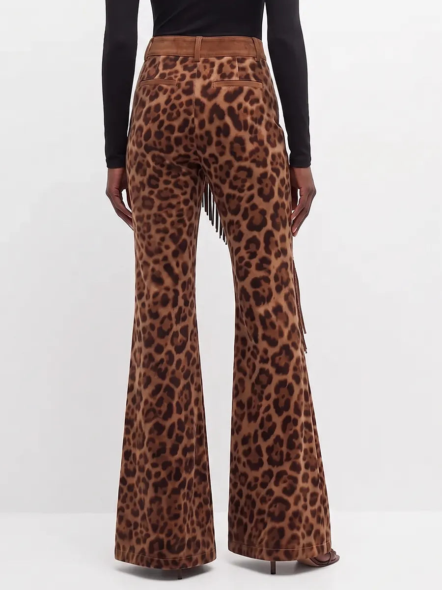 Fett bedruckte Leopardenmuster-Hose mit asymmetrischem Fransen-Saum und ausgestelltem Bein