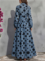 Jeanskleid mit großen Polka Dots, Stehkragen, durchgehender Knopfleiste, Falten-Details, langen Laternenärmeln und einem knöchellangen, weit schwingenden Rock.