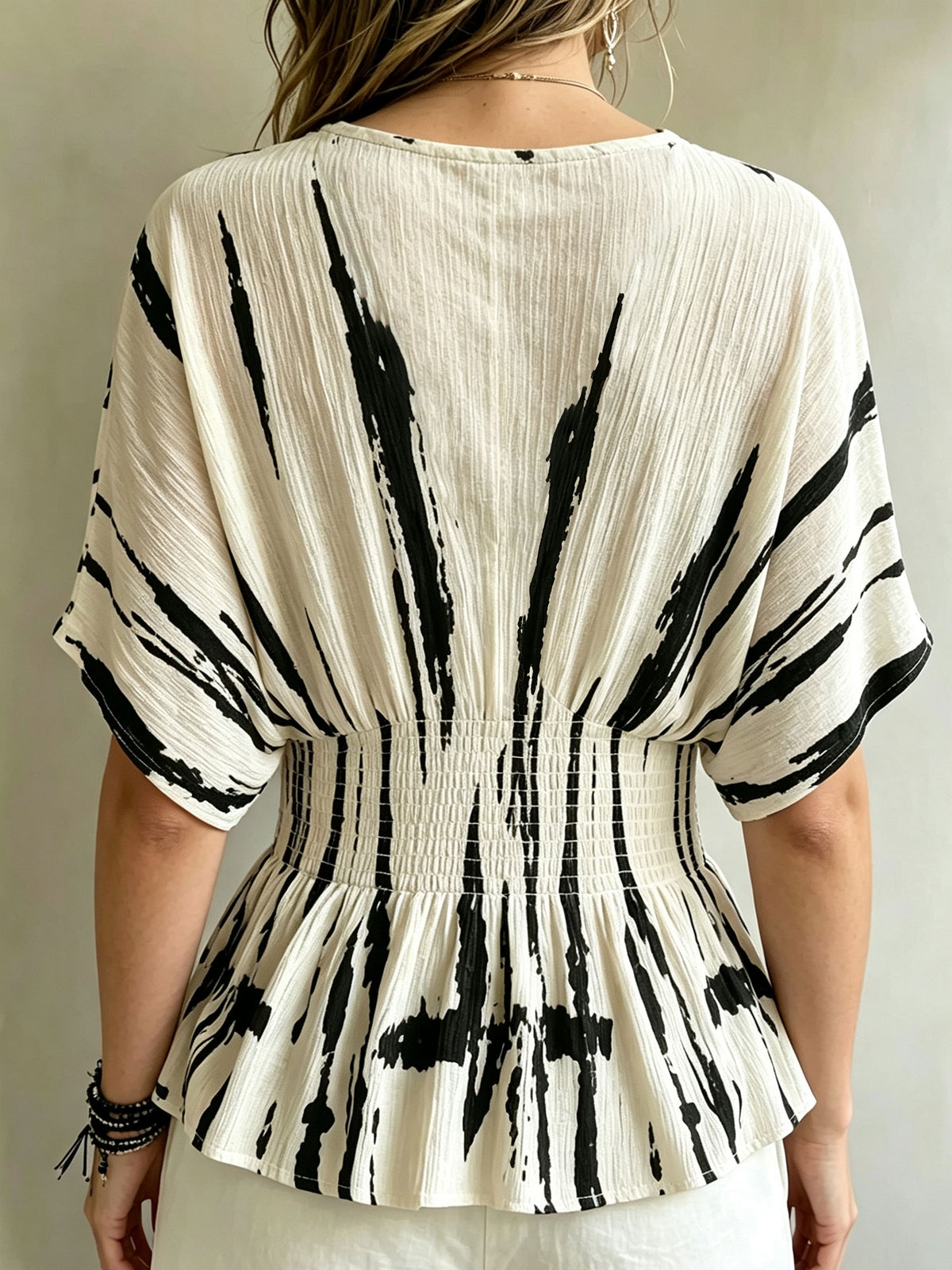 Damenbluse mit abstraktem Pinselstrichmuster, V-Ausschnitt, geraffter Taille, Fledermausärmeln und Peplum-Saum