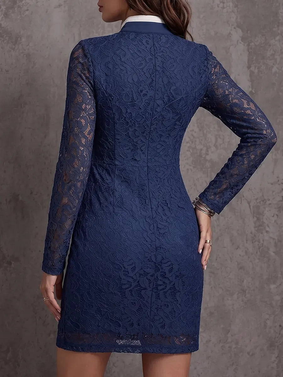Sportlich-schickes Utility-Minikleid mit halbem Reißverschluss und marineblauer Spitze