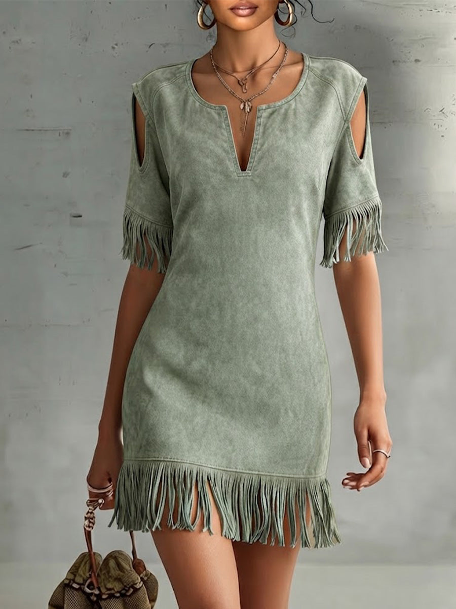 Midi-Kleid mit V-Ausschnitt, schulterfrei, kurzen Ärmeln und lockerem Schnitt aus Kunstwildleder mit Fransen-Details – perfekt für einen Urlaubslook.