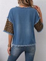 Lässiges Denim-Oberteil mit Leopardenmuster-Ärmeln und rohen Kanten