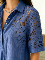 Damenbluse mit hohlem Blumen-Spitzenbesatz, Jeanskragen und kurzen Ärmeln