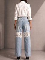 Witte denim broek met hoge taille, rechte wijde pijpen, dubbele knieën, bloemenpatroon, opengewerkte kanten inzet en geplooide details