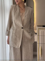 Zweiteiliges Set mit einem lässigen Strickoberteil aus Baumwolle mit Cut-out-Details und kontrastierenden Farbkanten, kombiniert mit einer Hose aus Leinen-Baumwoll-Mischung.