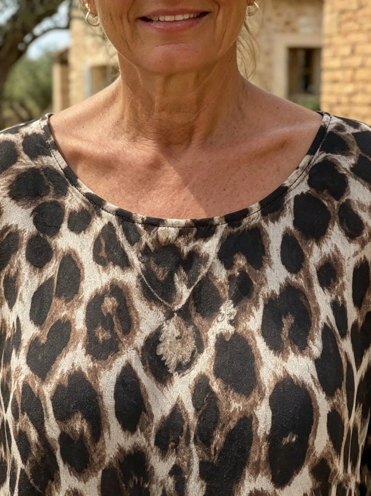 Blusa trasparente da donna con stampa leopardata