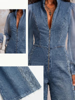 Macacão de ganga lavado com gola alta, fecho frontal de correr, chiffon transparente, mangas compridas bufantes, renda lateral e pernas largas.