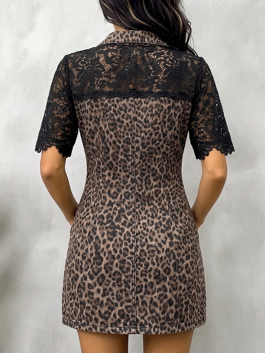 Avslappnad jeansminiklänning med leopardmönster och spetsdetaljer